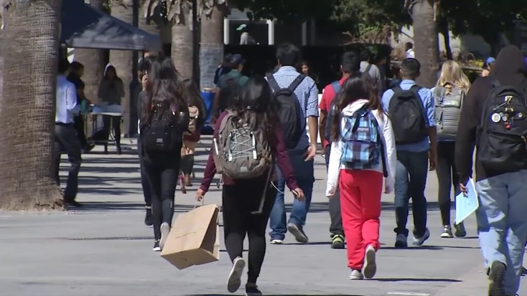 16255871_042525-kgo-college-students-img 16255871_042525-kgo-college-students-img